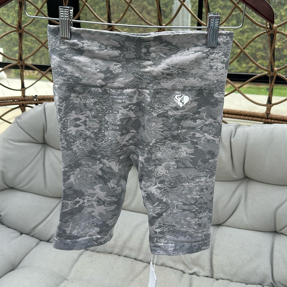 Women’s best seamless shorts and bra set, pink/grey camo size medium